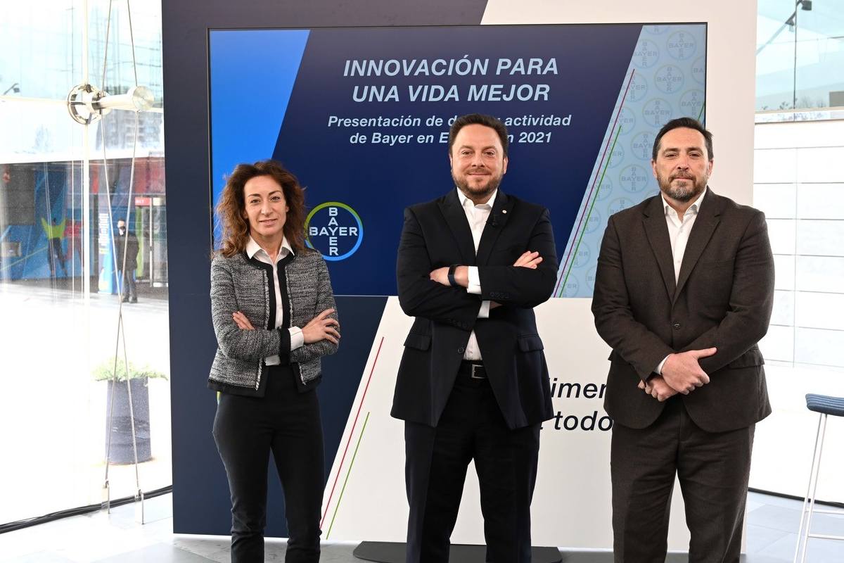 Laura Diéguez, directora de Comunicación de Bayer en España y Portugal; Bernardo Kanahuati, CEO de Bayer en España y Portugal, y Guido Senatore, director Médico de Bayer en España, durante la presentación de resultados.